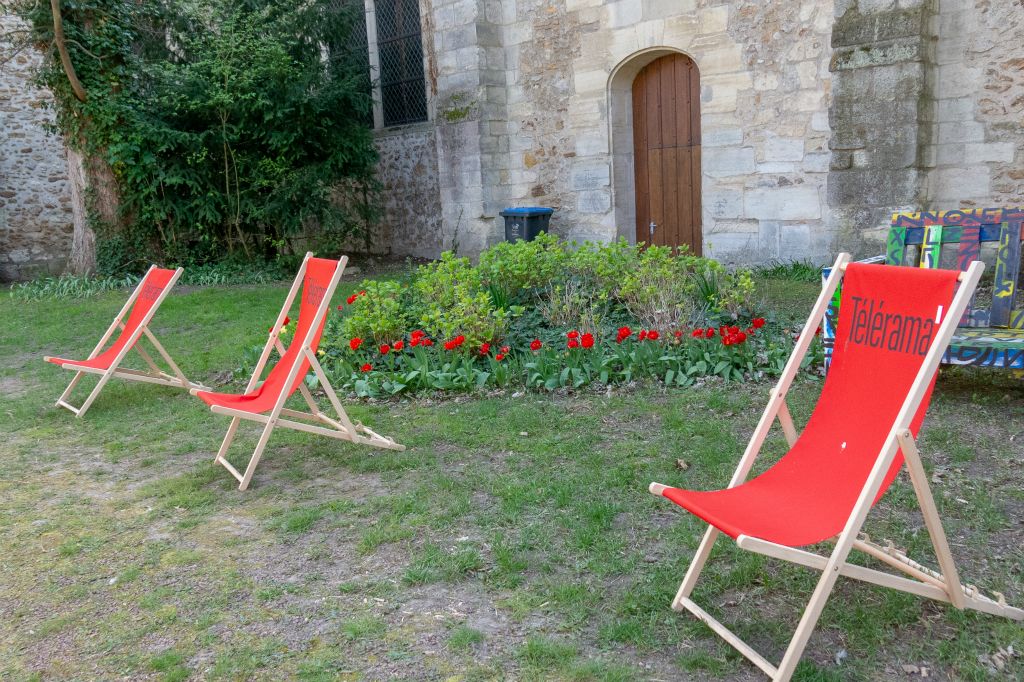 Dans le parc de l'église-musée, Télérama nous accompagne